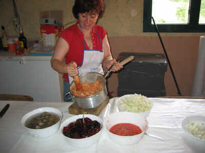 Machacando las cáscaras de los langostinos para el fumet