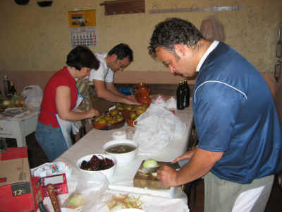 Preparando las manzanas y el sofrito del arroz