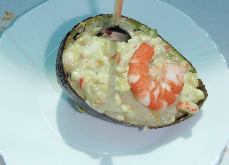 Receta de aguacates rellenos de langostinos y palitos de cangrejo