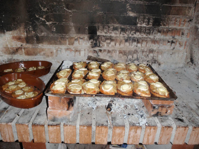 Receta de tosta de queso de cabra sobre cebolla caramelizada