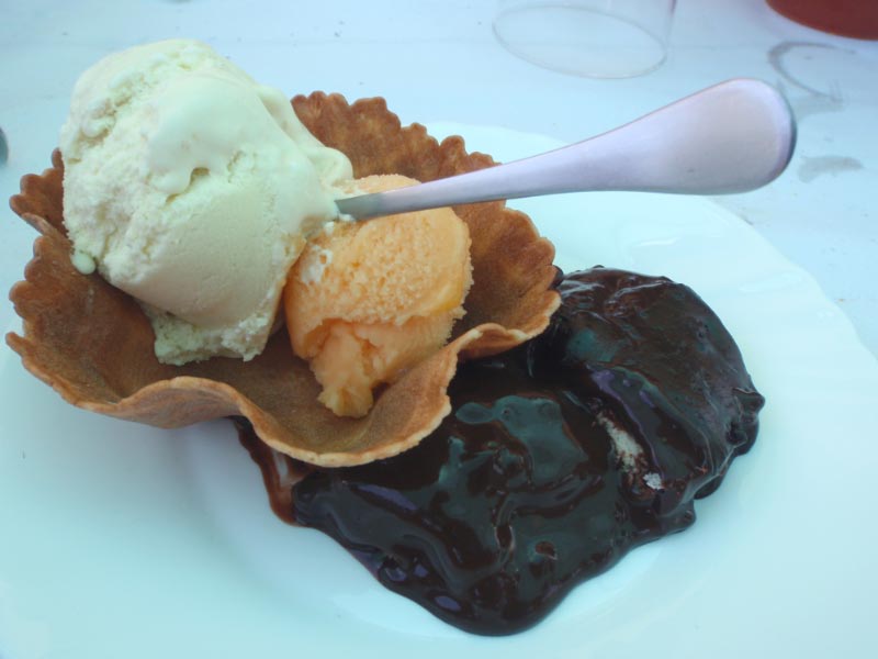 Tarta de chocolate y helado