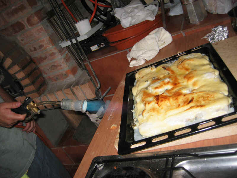 Gratinando el bacalao a soplete