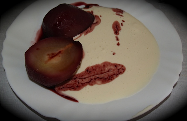 Receta de peras al vino con salsa de yogurt y chocolate blanco