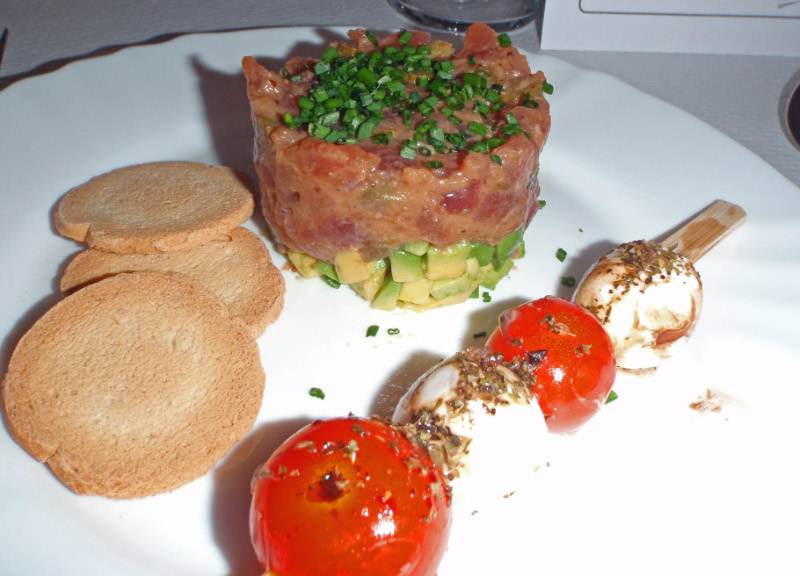 Tartar de atún rojo con aguacate