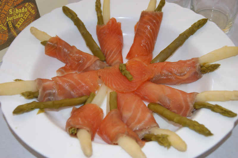 Receta de espárragos con salmón ahumado