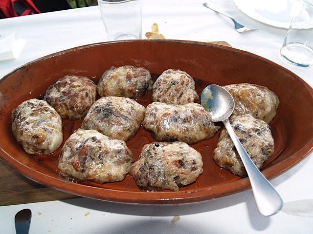 Receta de manitas de cerdo rellenas de setas y foie con salsa de Oporto
