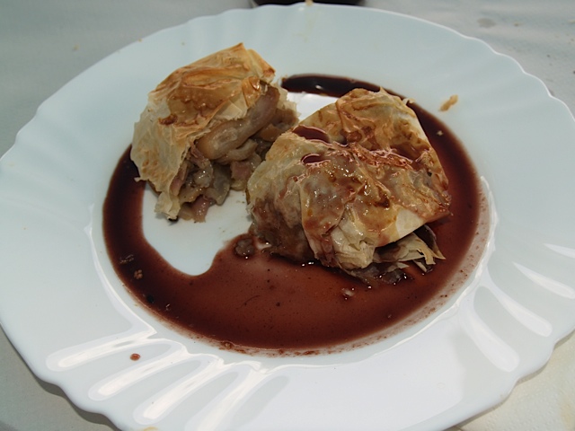 Receta de manitas de cerdo rellenas de setas y foie con salsa de Oporto