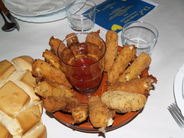 Palitos de queso con mermelada de tomate