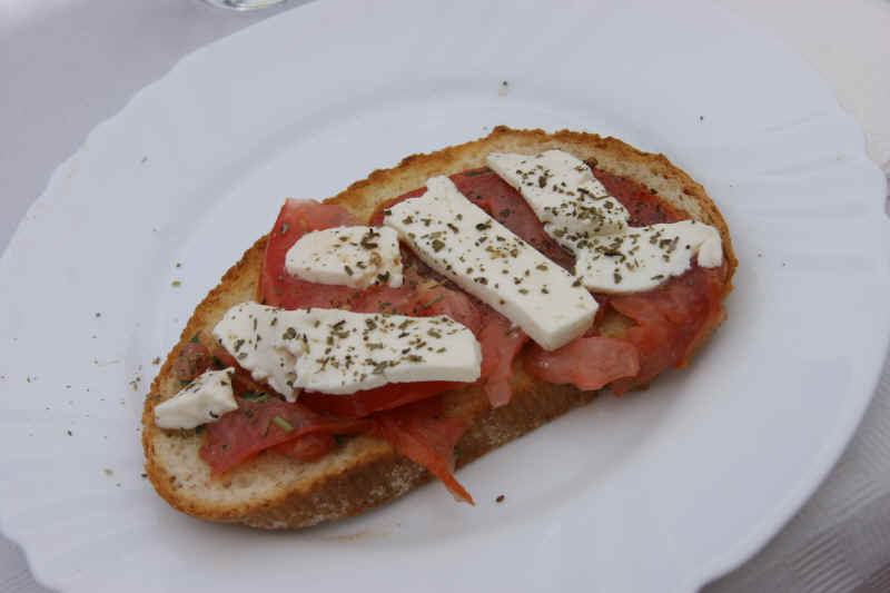 Receta de bruschetta con tomate y albahaca