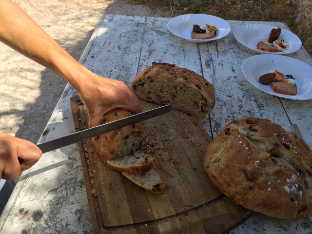 Receta de pan de panceta y aceitunas negras