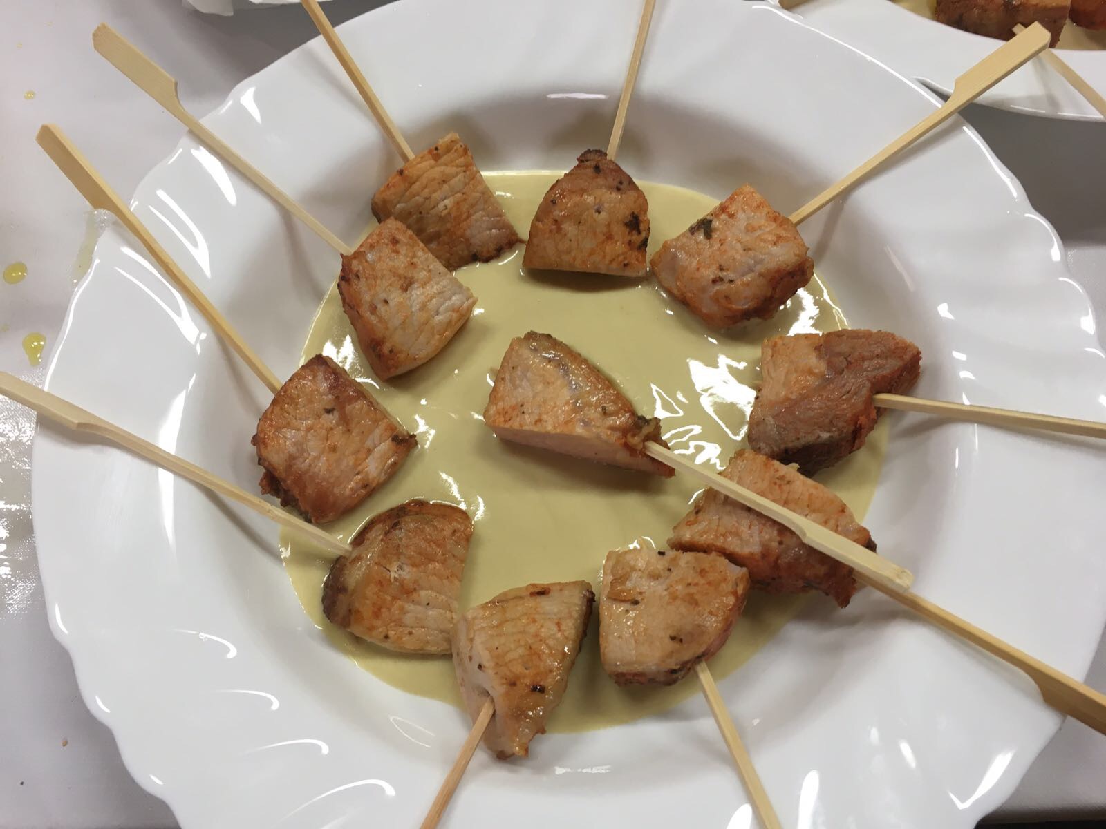 Receta de pincho de lomo con salsa de miel y mostaza