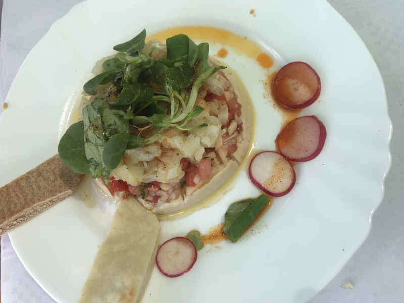 Ensalada de humus con esqueixada de bacalao