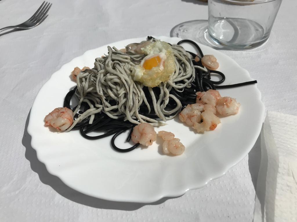 Espaguetis con gulas y gambas