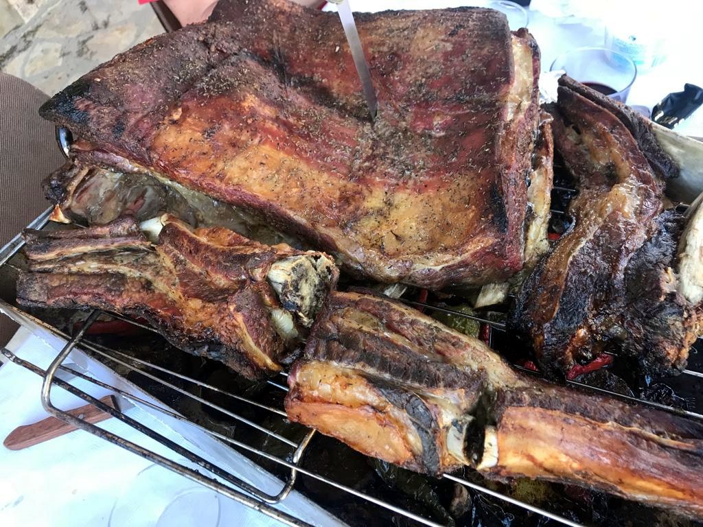 Costillar de añojo asado en horno de leña