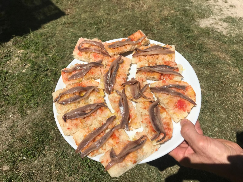 Anchoas con pan de coca