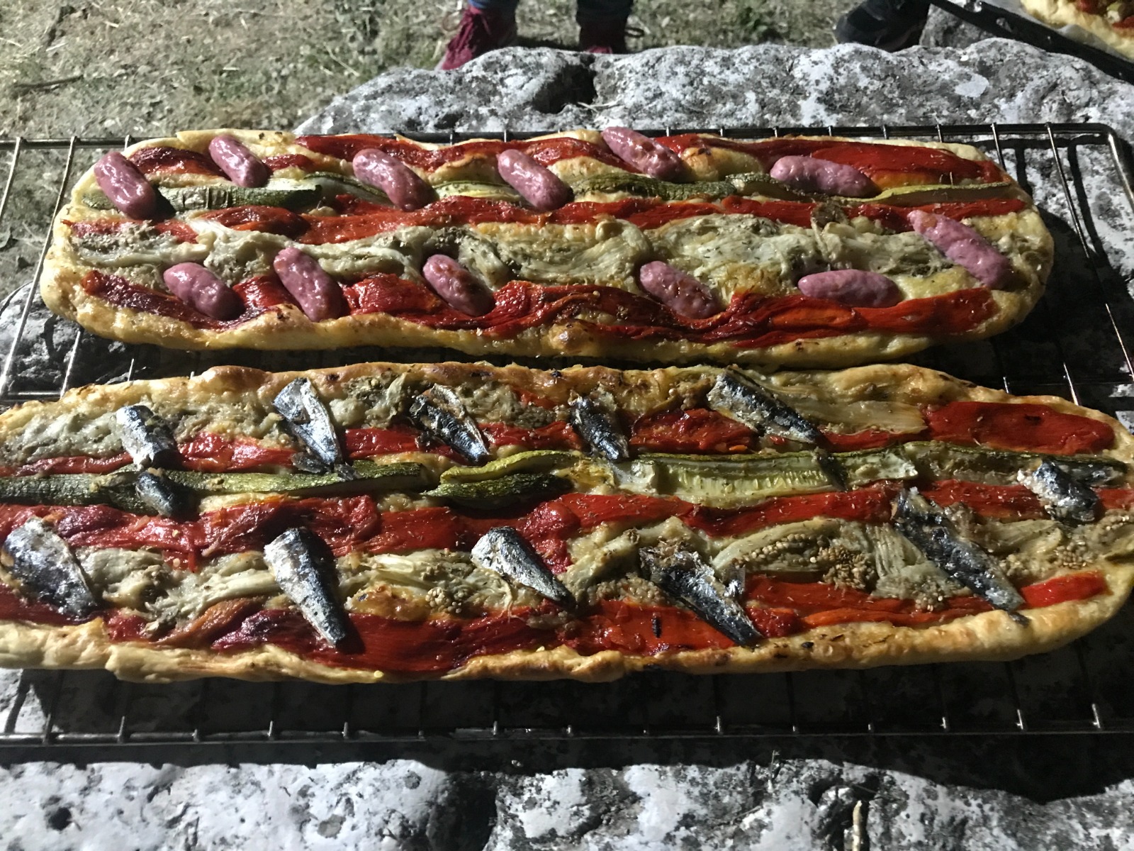 Coca de salchichas y de sardinas