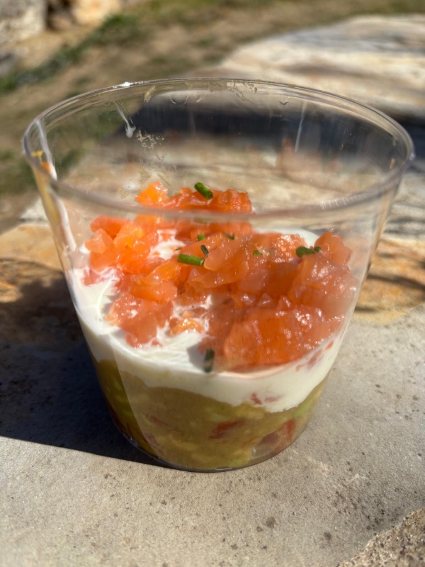 Vasitos de aguacate y salmón Vasitos de aguacate y salmón